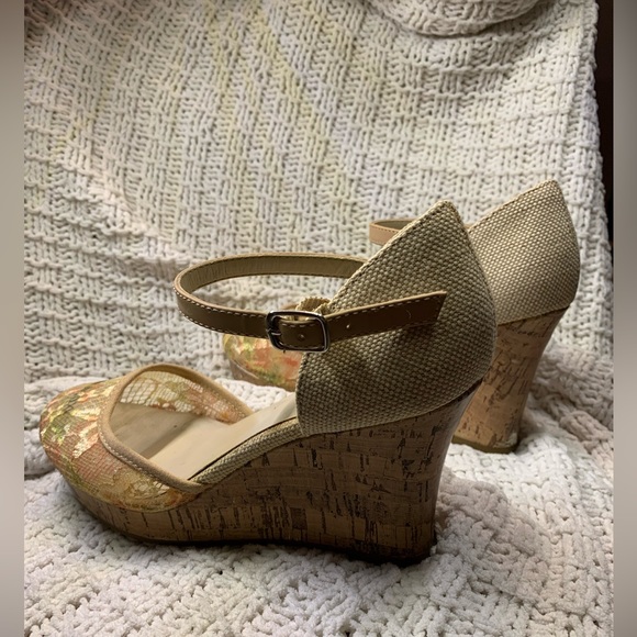 Netted floral cream wedge - Picture 3 of 4